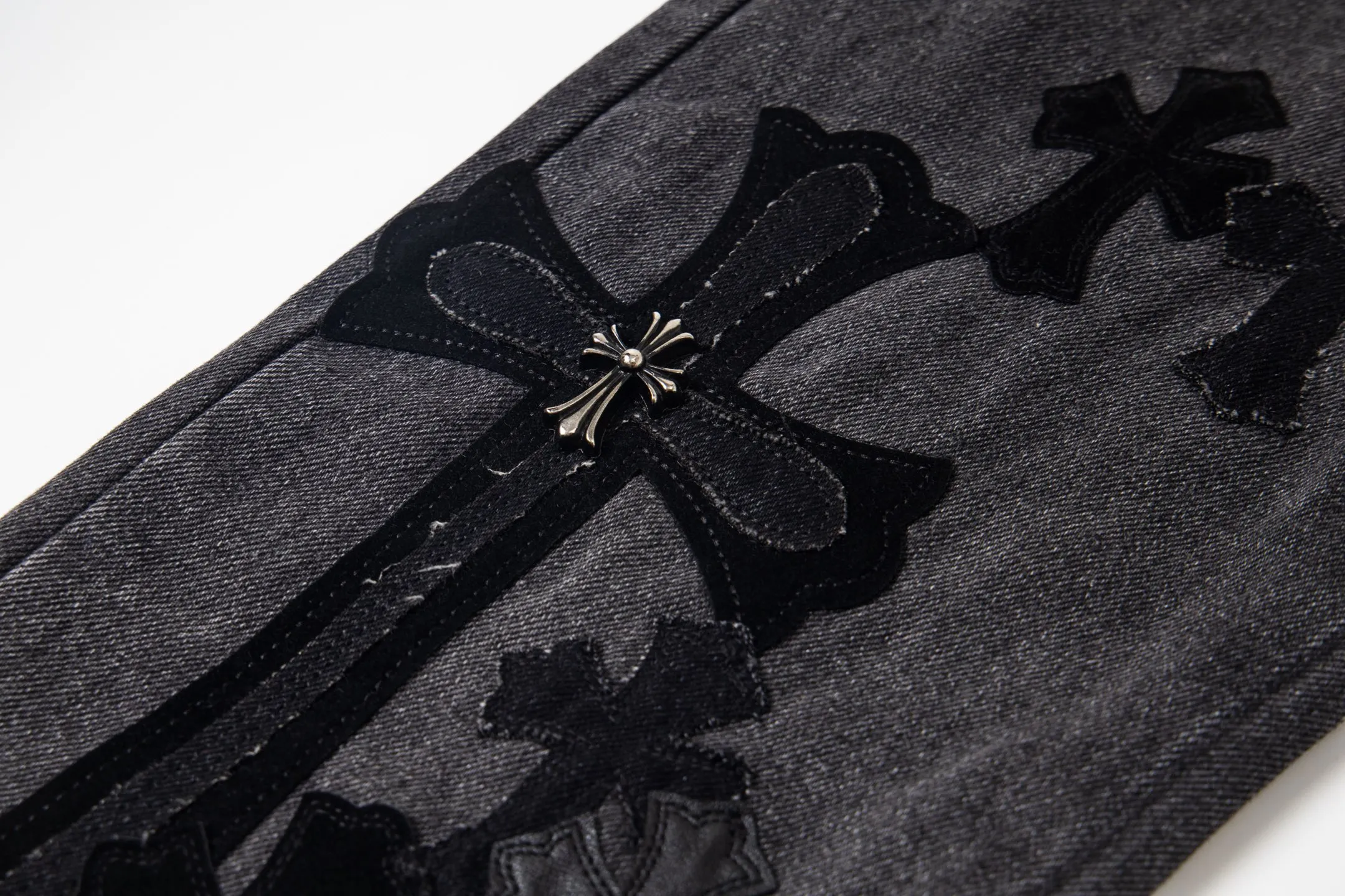 P290 Chrome Hearts Chrome Hearts Black Pinduo Black Leather Big Devil Cow King Jeans CH jeans need to be washed before being dismantled and hand-stitched with sheepskin cross leather and then spliced to complete. The whole piece has too much craftsmanship to describe. About Chrome Hearts This is an extremely luxurious fashion brand that can also be called the nobility of the high street. It has always been an exclusive brand for some hipsters or the second generation of rich people. Compared with ordinary high streets, it is more luxurious and noble. Compared with luxury brands, it has a more fashionable personality. It has always been a brand that I have a special liking for. Style number: 1769# Color: black Size: 28 30 32 34 36